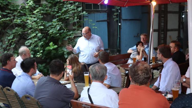 Olaf in der Beek, klimapolitischer Sprecher der FDP-Bundestagsfraktion, besucht das Weserbergland